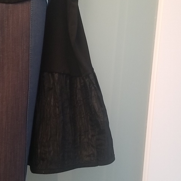 Beautiful detailed lace top and skirt - Picture 3 of 6